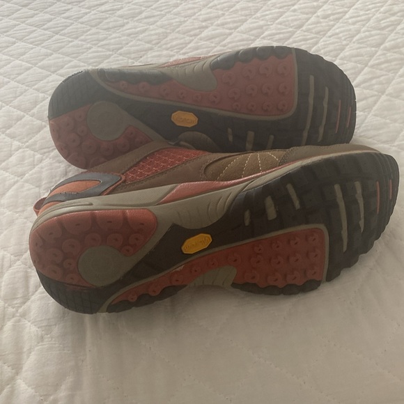 Woman’s 8.5 Merrill performance shoes - Picture 4 of 4